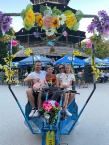 Blumegeschmückte Rikschafahrt in München mit der ganzen Familie
