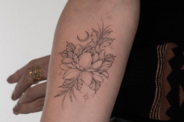Tattoo mit Lotusblume, Mond und Sternen