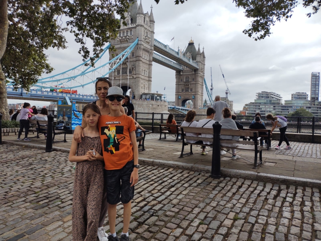 Kinder und ich stehen vor der London Bridge